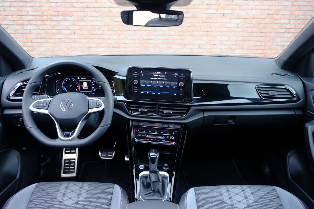 Volkswagen T-Roc 1.5 TSi 150pk DSG R-Line Black Edition | Black Style | App Connect | Panoramadak | Camera | Keyless | Elektrische Achterklep | Matrix LED | Winter Pakket afbeelding 8