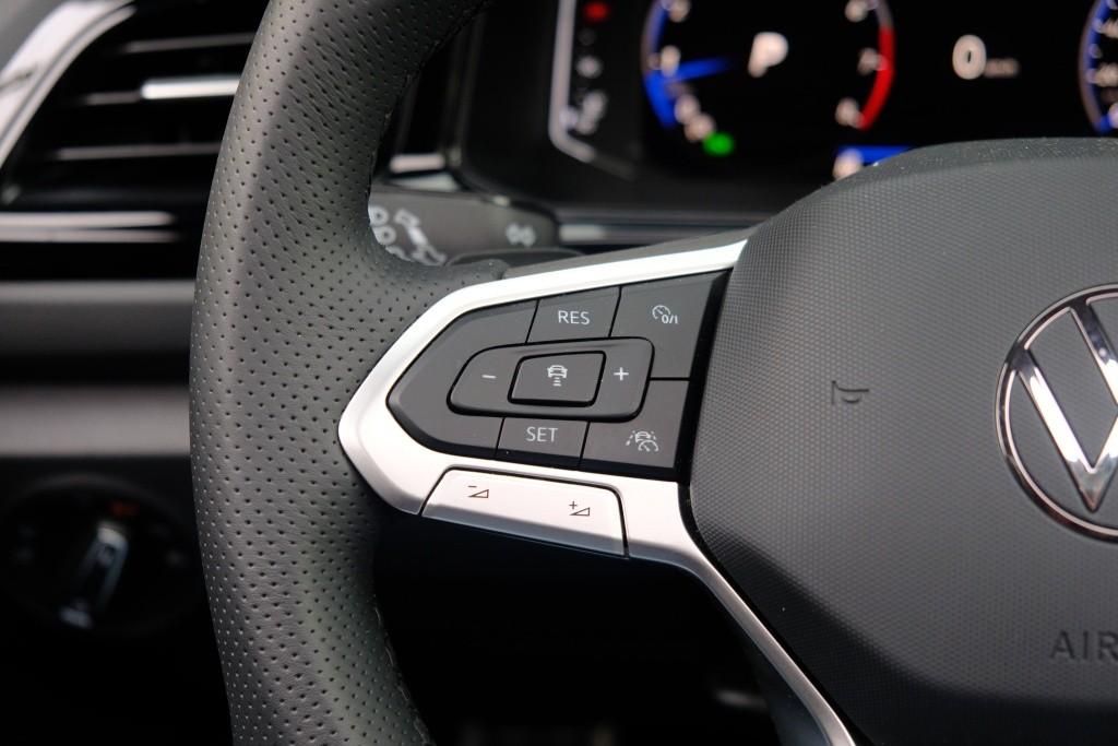 Volkswagen T-Roc 1.5 TSi 150pk DSG R-Line Black Edition | Black Style | App Connect | Panoramadak | Camera | Keyless | Elektrische Achterklep | Matrix LED | Winter Pakket afbeelding 10
