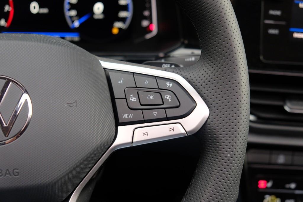 Volkswagen T-Roc 1.5 TSi 150pk DSG R-Line Black Edition | Black Style | App Connect | Panoramadak | Camera | Keyless | Elektrische Achterklep | Matrix LED | Winter Pakket afbeelding 11