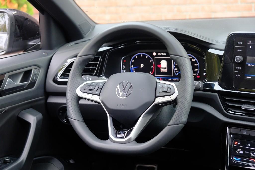 Volkswagen T-Roc 1.5 TSi 150pk DSG R-Line Black Edition | Black Style | App Connect | Panoramadak | Camera | Keyless | Elektrische Achterklep | Matrix LED | Winter Pakket afbeelding 13