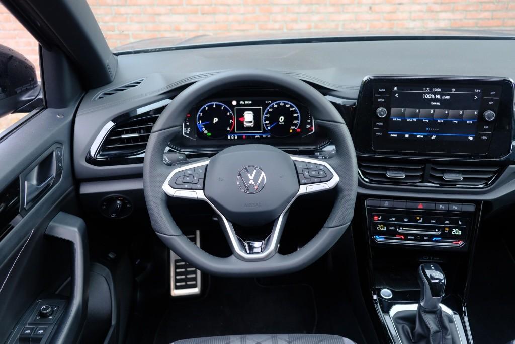 Volkswagen T-Roc 1.5 TSi 150pk DSG R-Line Black Edition | Black Style | App Connect | Panoramadak | Camera | Keyless | Elektrische Achterklep | Matrix LED | Winter Pakket afbeelding 15