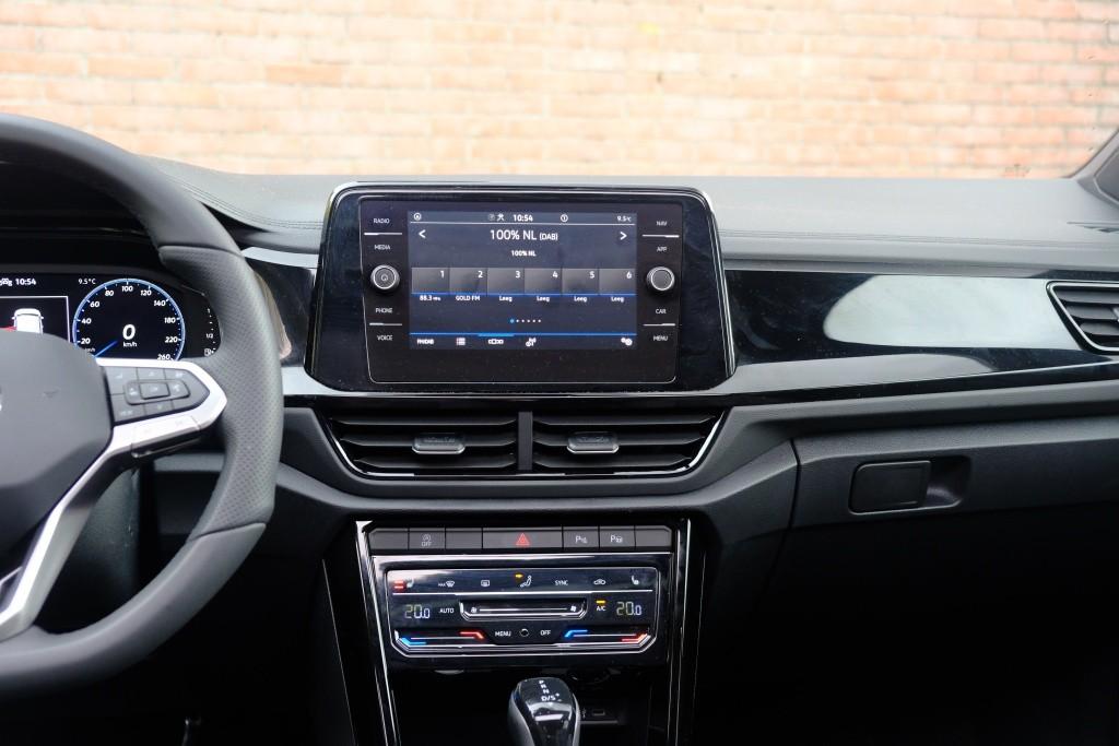 Volkswagen T-Roc 1.5 TSi 150pk DSG R-Line Black Edition | Black Style | App Connect | Panoramadak | Camera | Keyless | Elektrische Achterklep | Matrix LED | Winter Pakket afbeelding 16