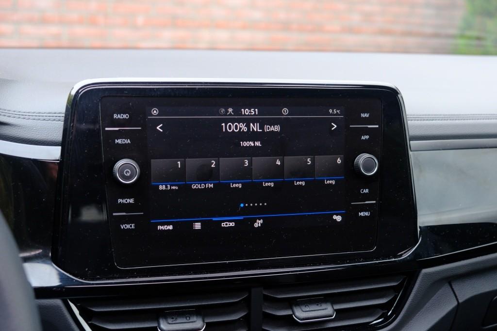 Volkswagen T-Roc 1.5 TSi 150pk DSG R-Line Black Edition | Black Style | App Connect | Panoramadak | Camera | Keyless | Elektrische Achterklep | Matrix LED | Winter Pakket afbeelding 17