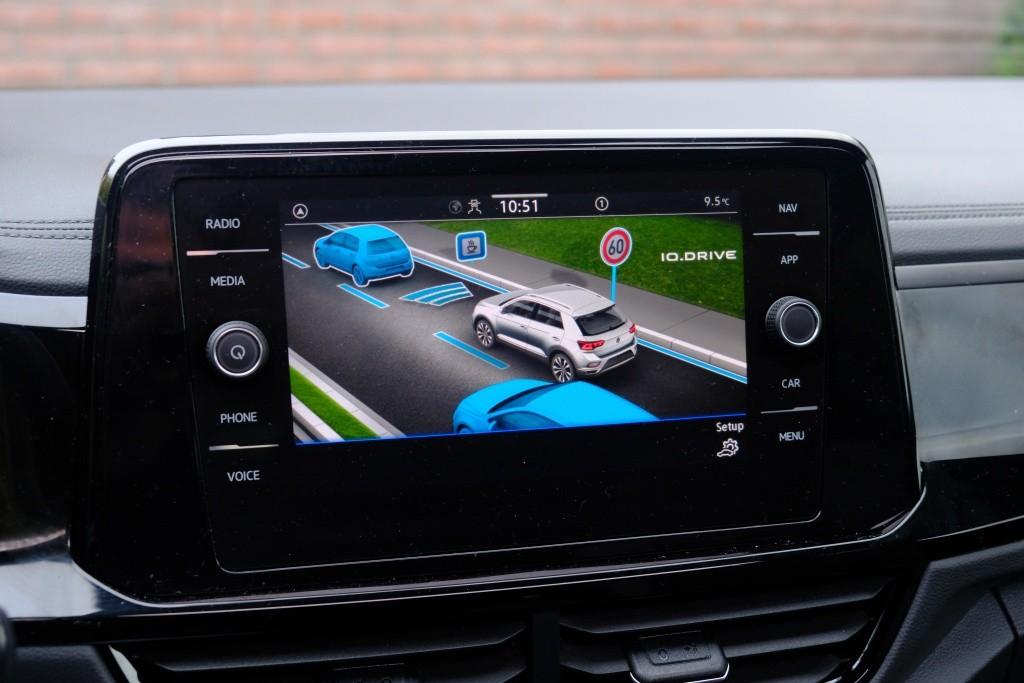 Volkswagen T-Roc 1.5 TSi 150pk DSG R-Line Black Edition | Black Style | App Connect | Panoramadak | Camera | Keyless | Elektrische Achterklep | Matrix LED | Winter Pakket afbeelding 19