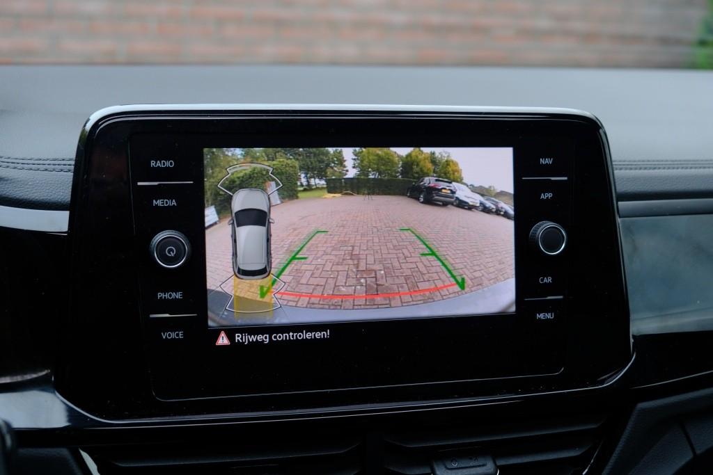 Volkswagen T-Roc 1.5 TSi 150pk DSG R-Line Black Edition | Black Style | App Connect | Panoramadak | Camera | Keyless | Elektrische Achterklep | Matrix LED | Winter Pakket afbeelding 20
