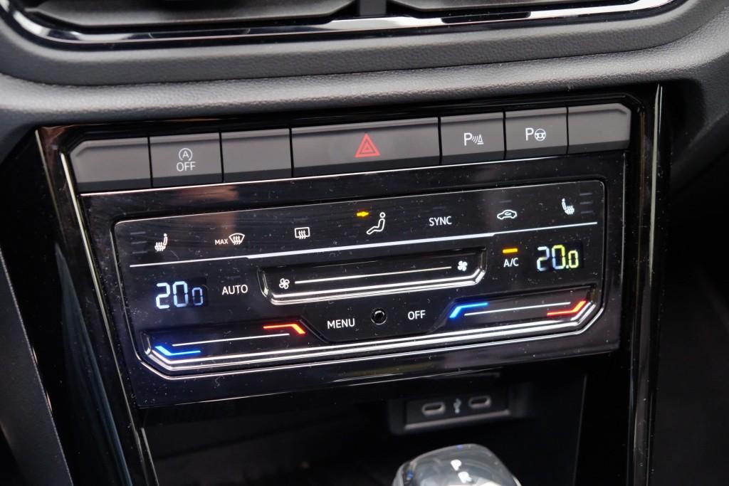 Volkswagen T-Roc 1.5 TSi 150pk DSG R-Line Black Edition | Black Style | App Connect | Panoramadak | Camera | Keyless | Elektrische Achterklep | Matrix LED | Winter Pakket afbeelding 21