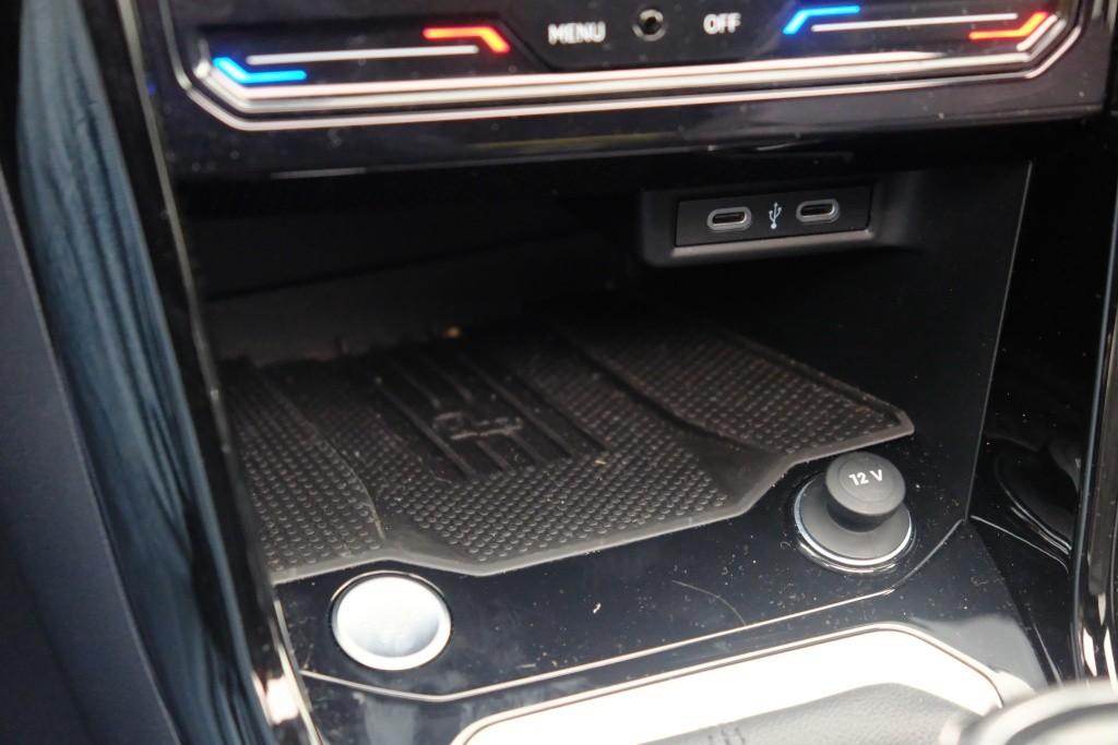 Volkswagen T-Roc 1.5 TSi 150pk DSG R-Line Black Edition | Black Style | App Connect | Panoramadak | Camera | Keyless | Elektrische Achterklep | Matrix LED | Winter Pakket afbeelding 23