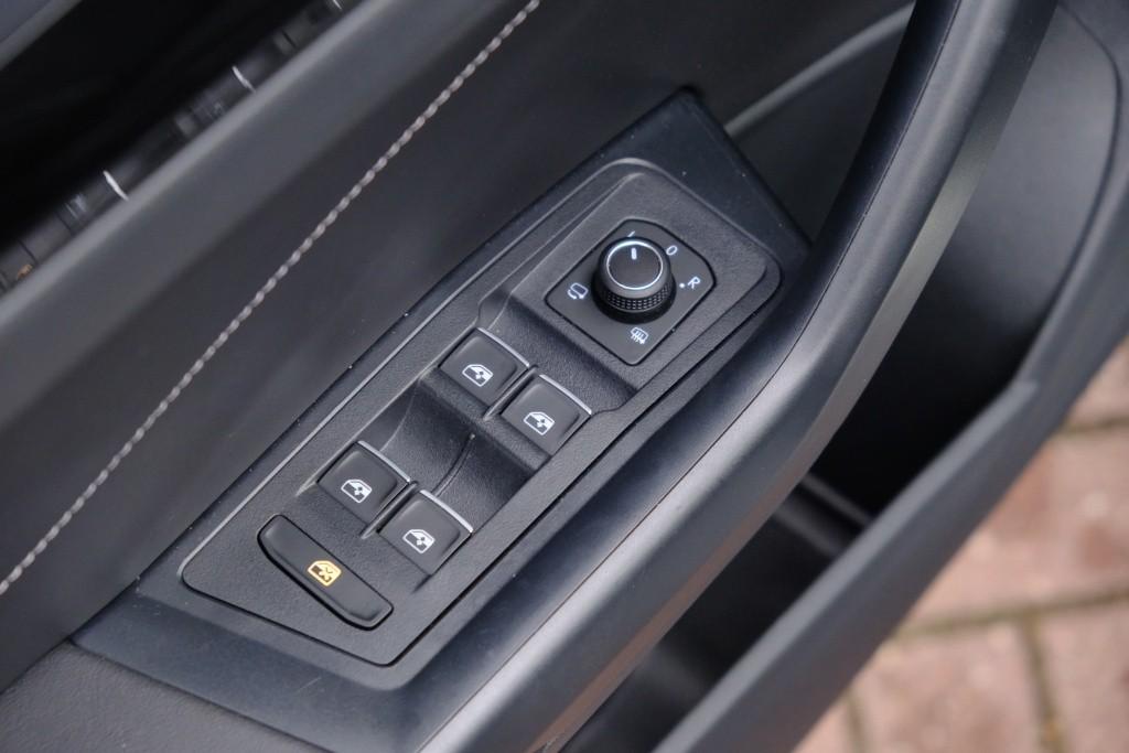 Volkswagen T-Roc 1.5 TSi 150pk DSG R-Line Black Edition | Black Style | App Connect | Panoramadak | Camera | Keyless | Elektrische Achterklep | Matrix LED | Winter Pakket afbeelding 27