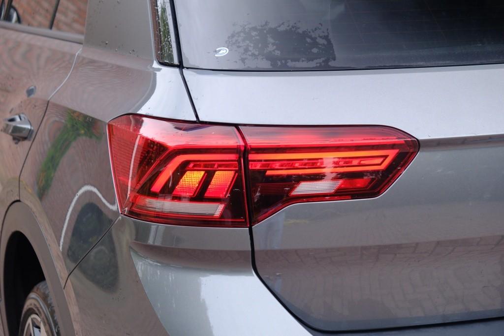 Volkswagen T-Roc 1.5 TSi 150pk DSG R-Line Black Edition | Black Style | App Connect | Panoramadak | Camera | Keyless | Elektrische Achterklep | Matrix LED | Winter Pakket afbeelding 31