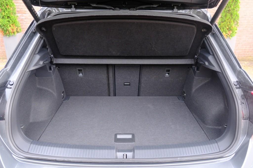Volkswagen T-Roc 1.5 TSi 150pk DSG R-Line Black Edition | Black Style | App Connect | Panoramadak | Camera | Keyless | Elektrische Achterklep | Matrix LED | Winter Pakket afbeelding 33