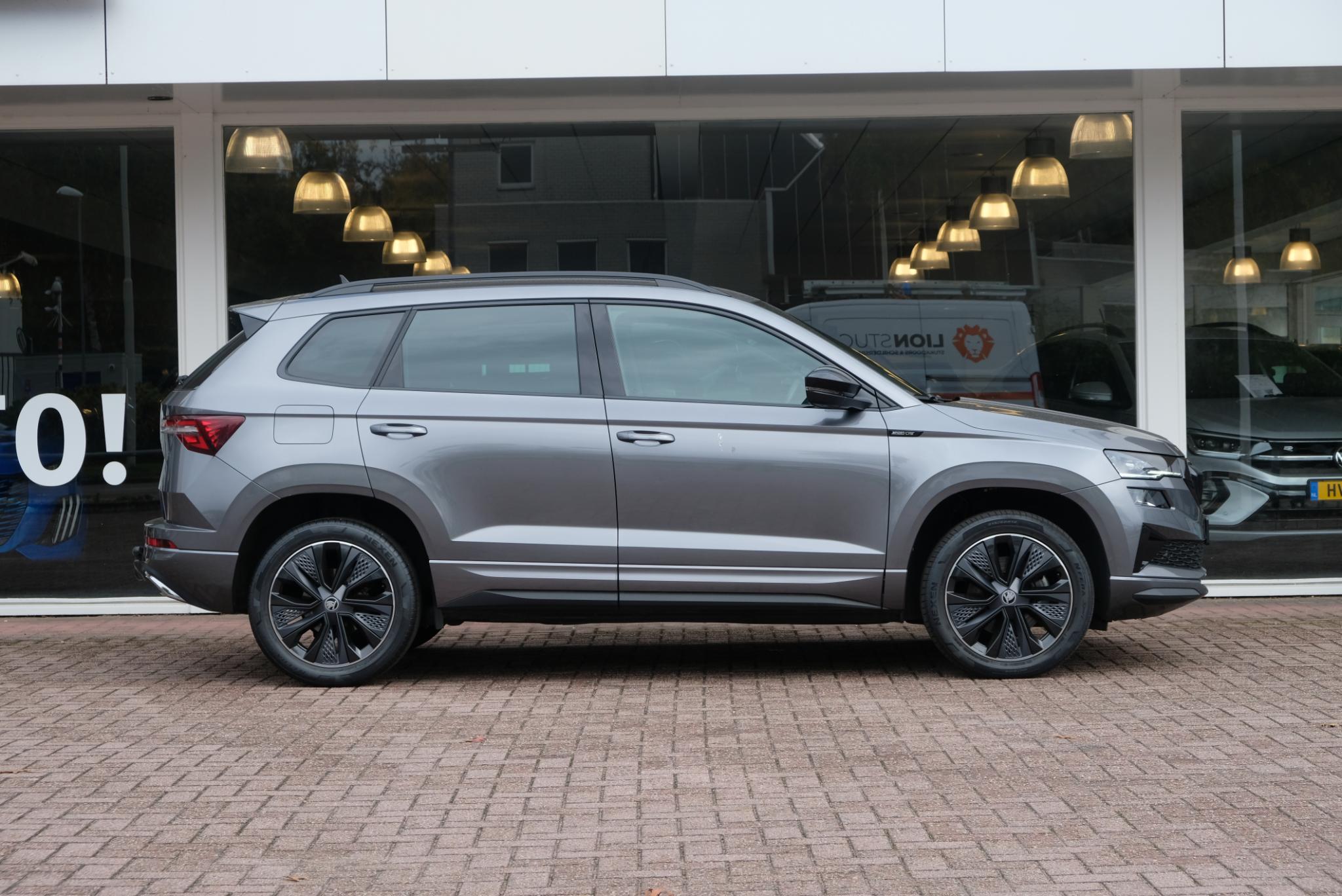 Skoda Karoq 1.5 TSi 150pk DSG Sportline | Navi | App Connect | Climate | Adaptive Cruise | Camera | Matrix LED | Elektrische Achterklep | Trekhaak afbeelding 4