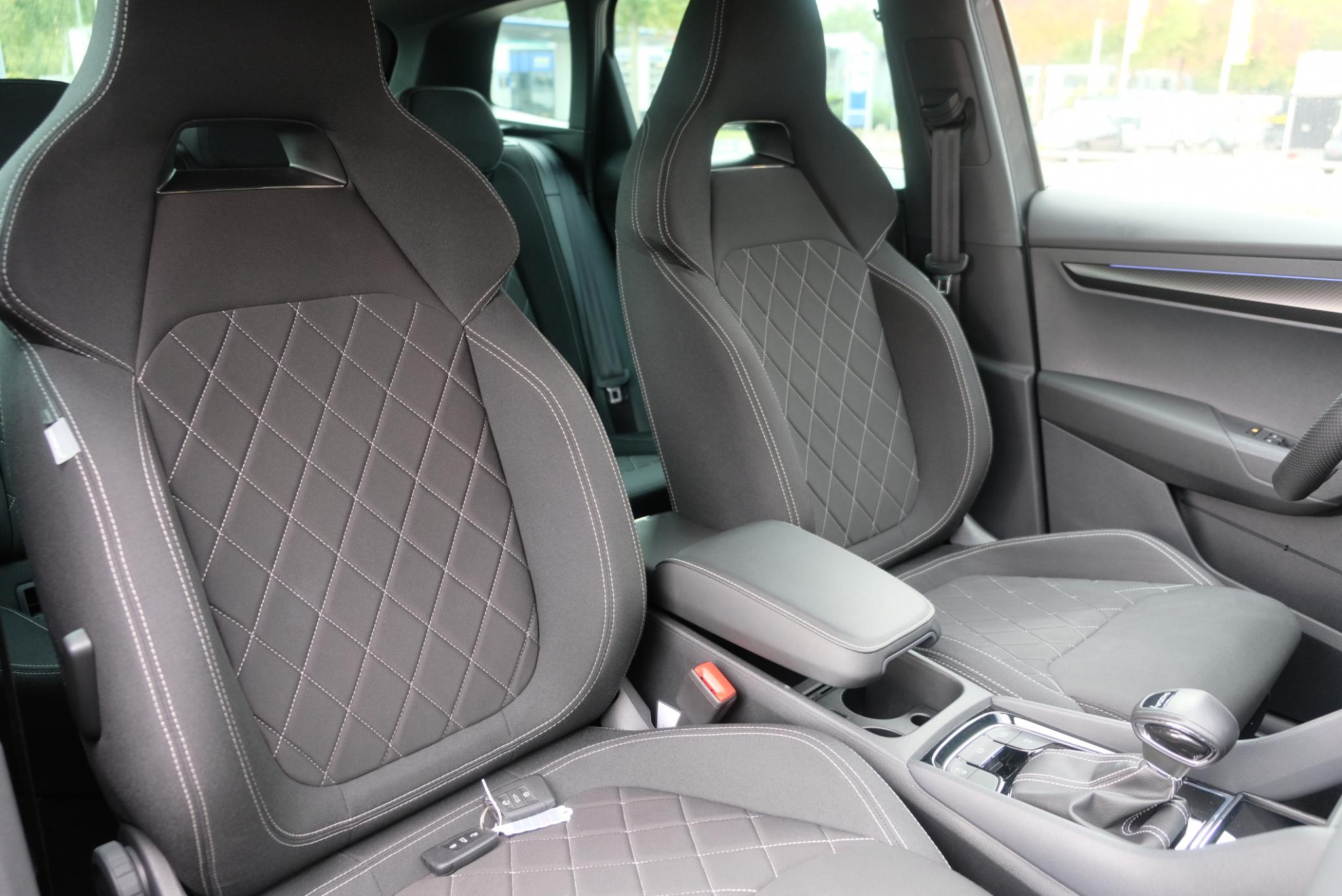 Skoda Karoq 1.5 TSi 150pk DSG Sportline | Navi | App Connect | Climate | Adaptive Cruise | Camera | Matrix LED | Elektrische Achterklep | Trekhaak afbeelding 8