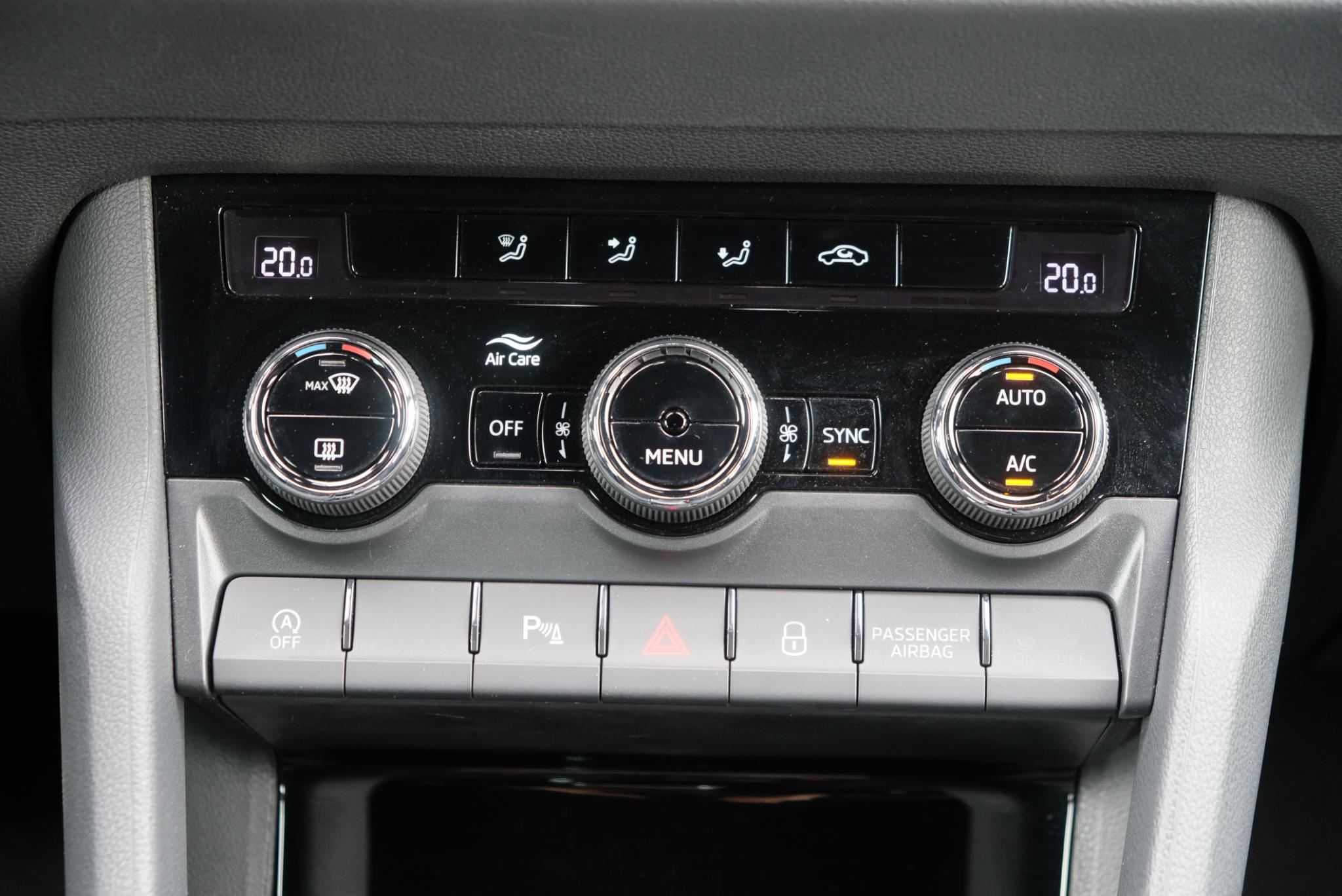 Skoda Karoq 1.5 TSi 150pk DSG Sportline | Navi | App Connect | Climate | Adaptive Cruise | Camera | Matrix LED | Elektrische Achterklep | Trekhaak afbeelding 11