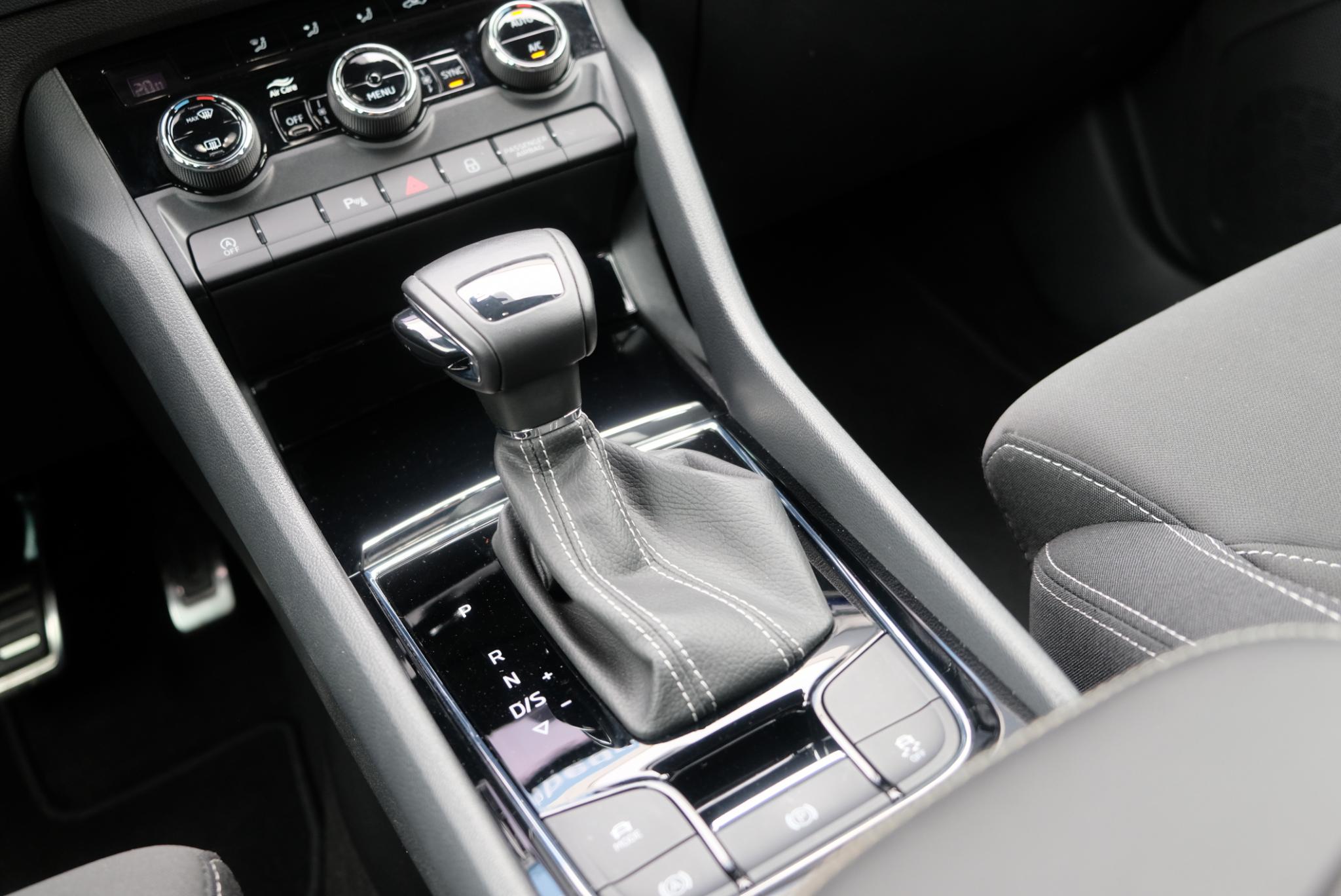 Skoda Karoq 1.5 TSi 150pk DSG Sportline | Navi | App Connect | Climate | Adaptive Cruise | Camera | Matrix LED | Elektrische Achterklep | Trekhaak afbeelding 12