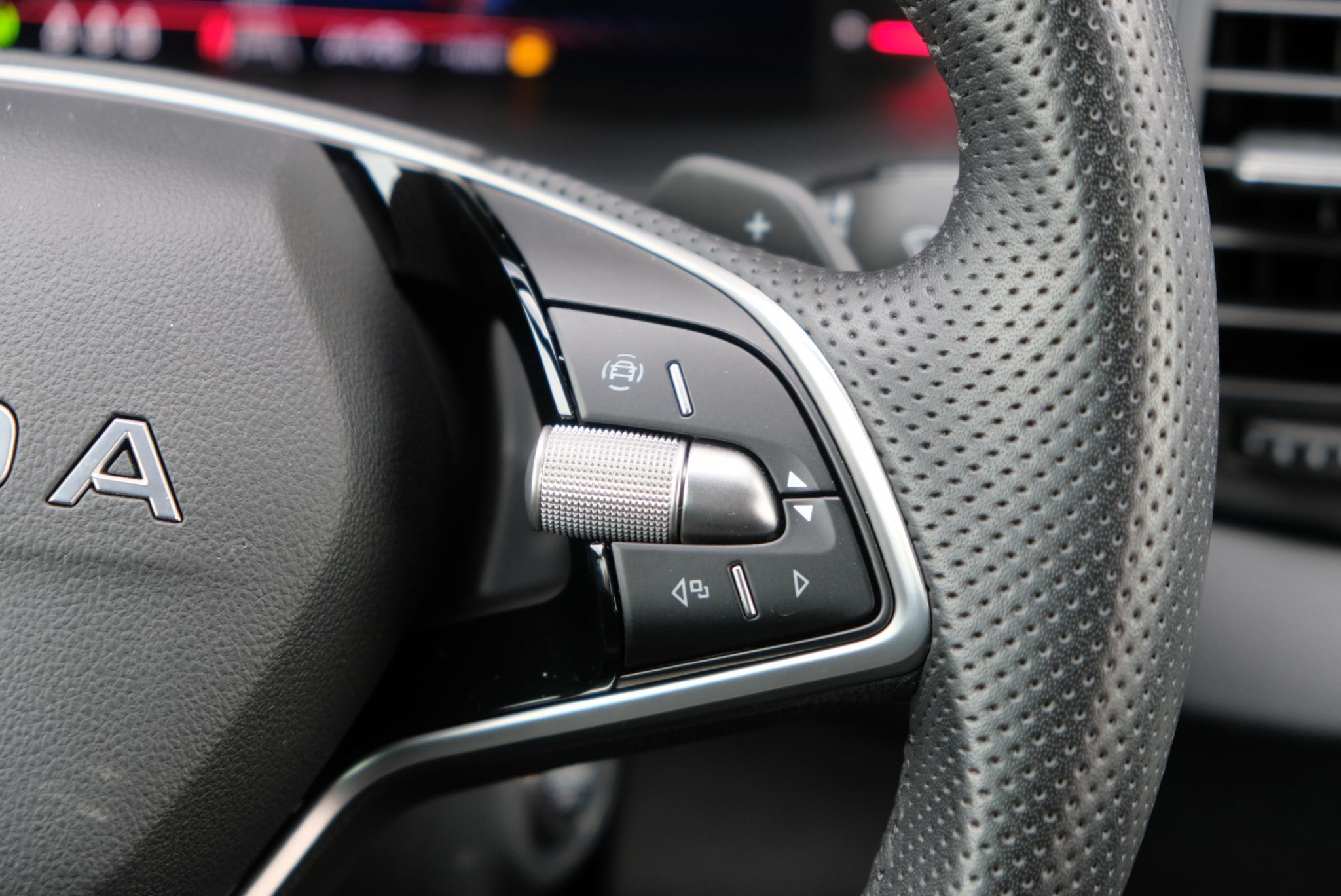 Skoda Karoq 1.5 TSi 150pk DSG Sportline | Navi | App Connect | Climate | Adaptive Cruise | Camera | Matrix LED | Elektrische Achterklep | Trekhaak afbeelding 14