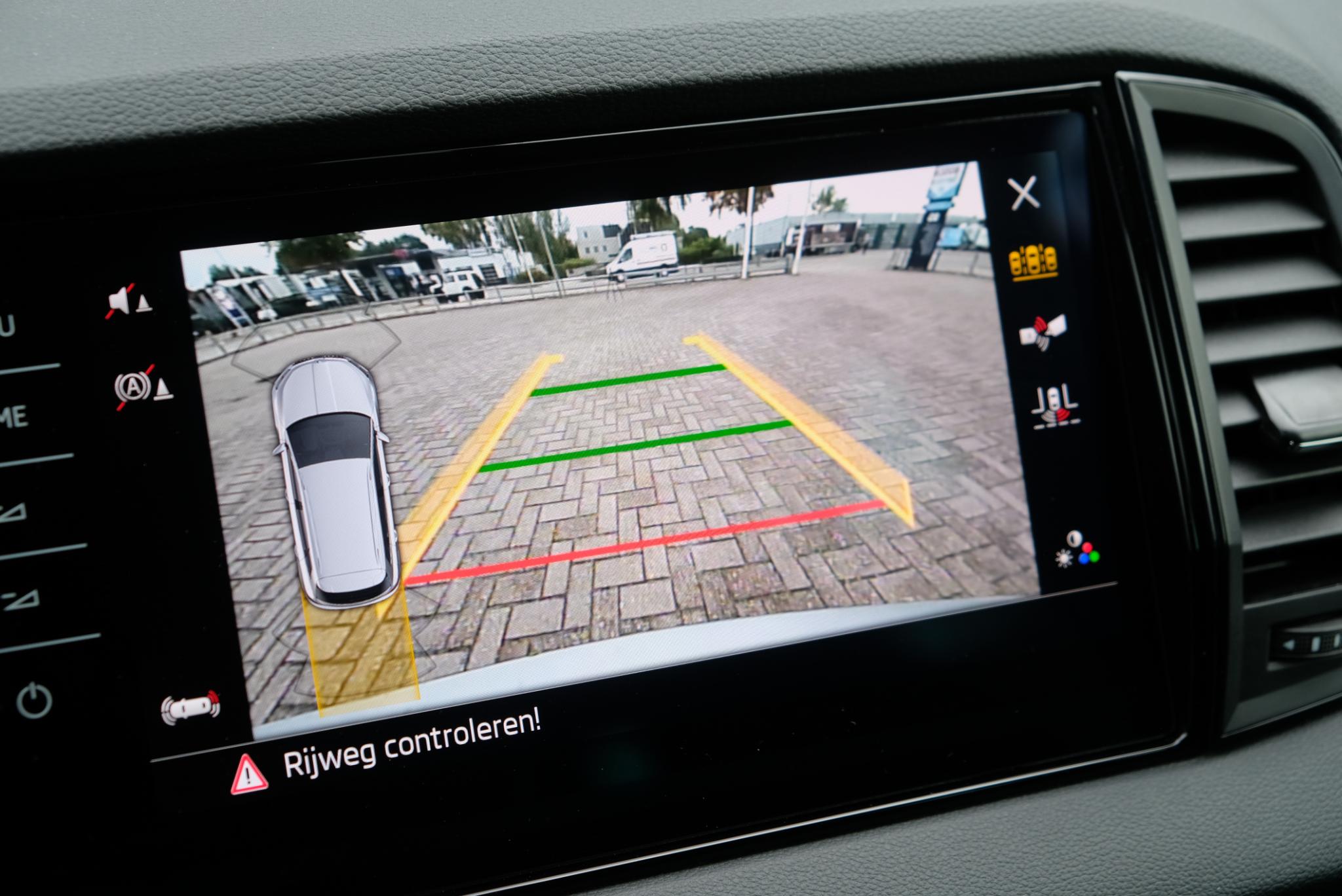 Skoda Karoq 1.5 TSi 150pk DSG Sportline | Navi | App Connect | Climate | Adaptive Cruise | Camera | Matrix LED | Elektrische Achterklep | Trekhaak afbeelding 16