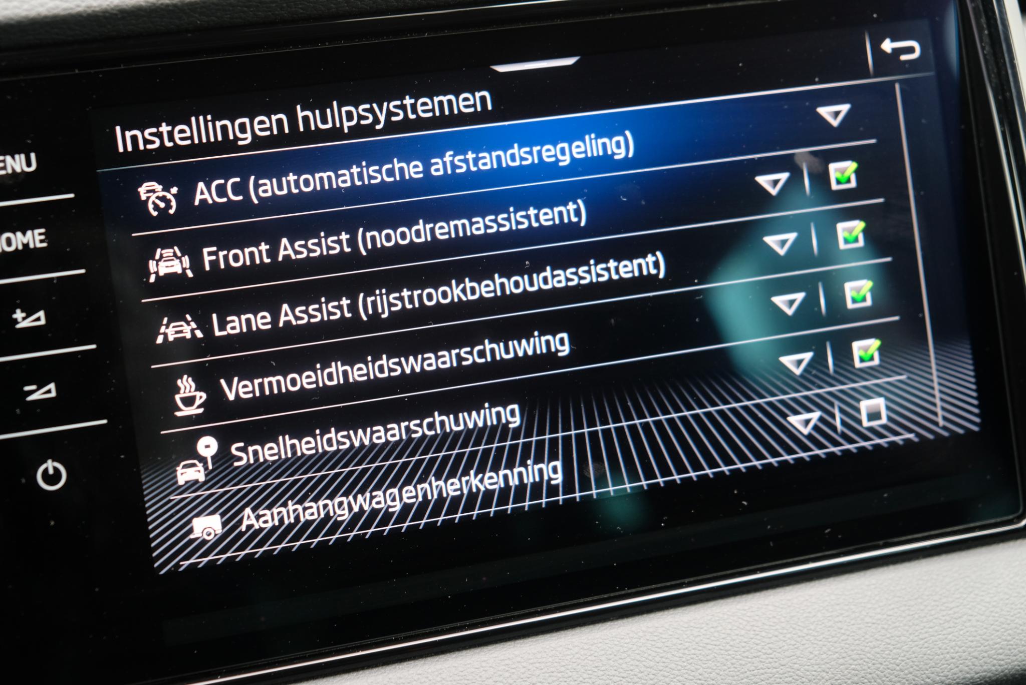 Skoda Karoq 1.5 TSi 150pk DSG Sportline | Navi | App Connect | Climate | Adaptive Cruise | Camera | Matrix LED | Elektrische Achterklep | Trekhaak afbeelding 20