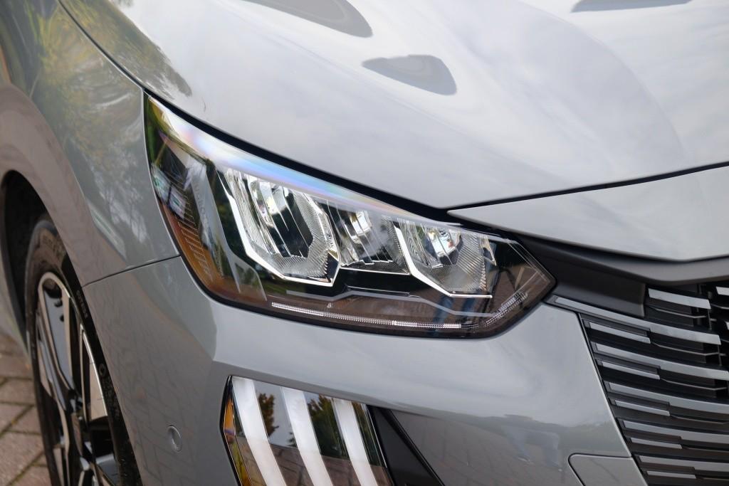 Peugeot 208 1.2 PureTech 100pk Allure | Navi | App Connect | Climate | Adaptive Cruise | Camera | Blind Spot | PDC afbeelding 2