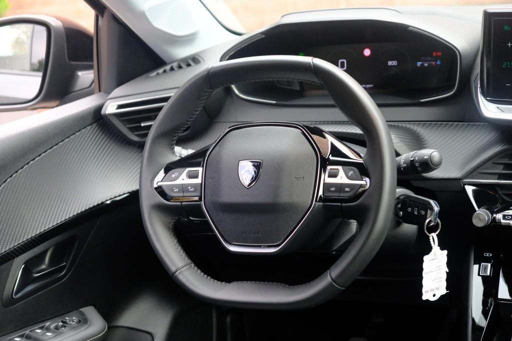 Peugeot 208 1.2 PureTech 100pk Allure | Navi | App Connect | Climate | Adaptive Cruise | Camera | Blind Spot | PDC afbeelding 12