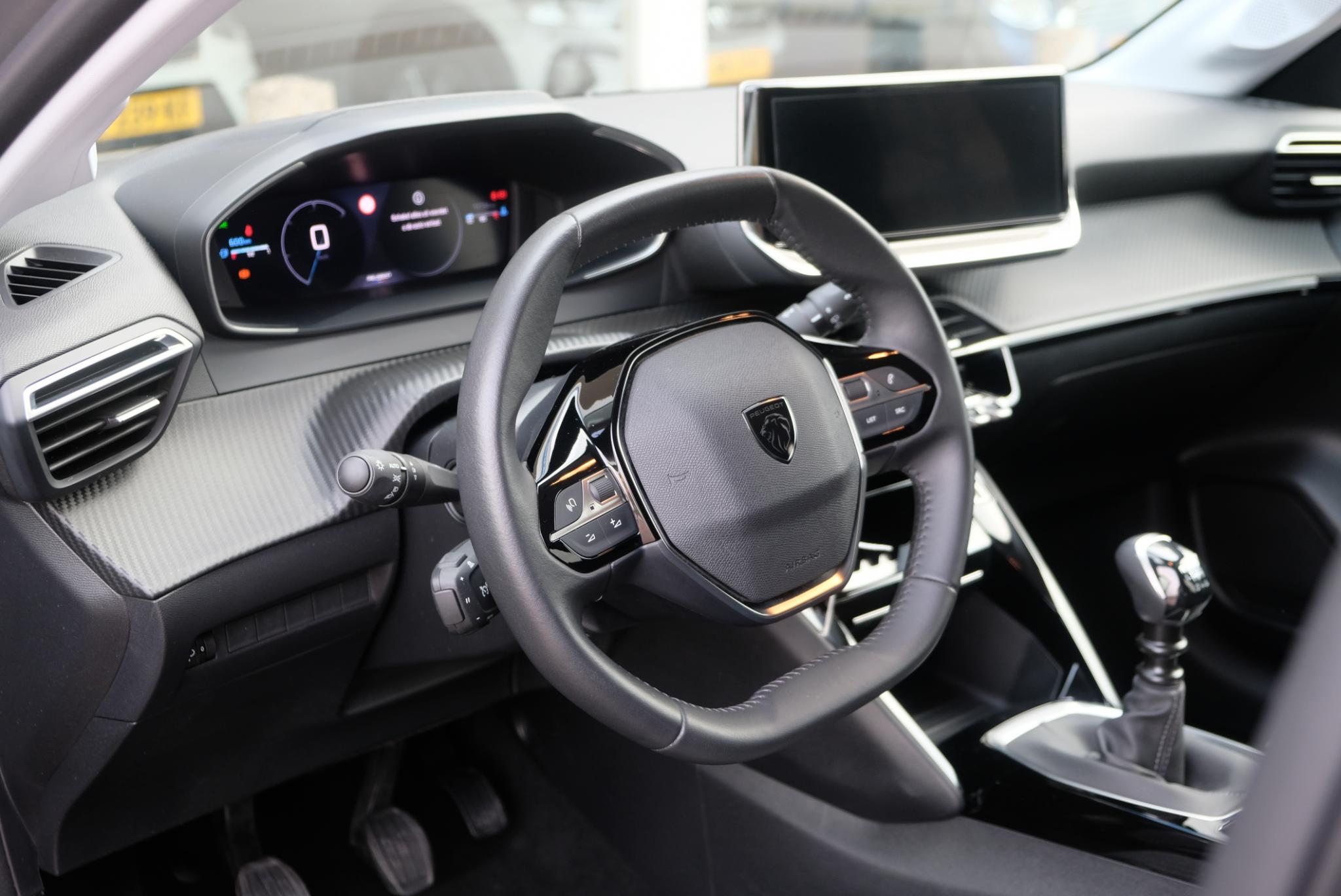 Peugeot 208 1.2 PureTech 100pk Allure | Navi | App Connect | Climate | Adaptive Cruise | Camera | Blind Spot | PDC afbeelding 6