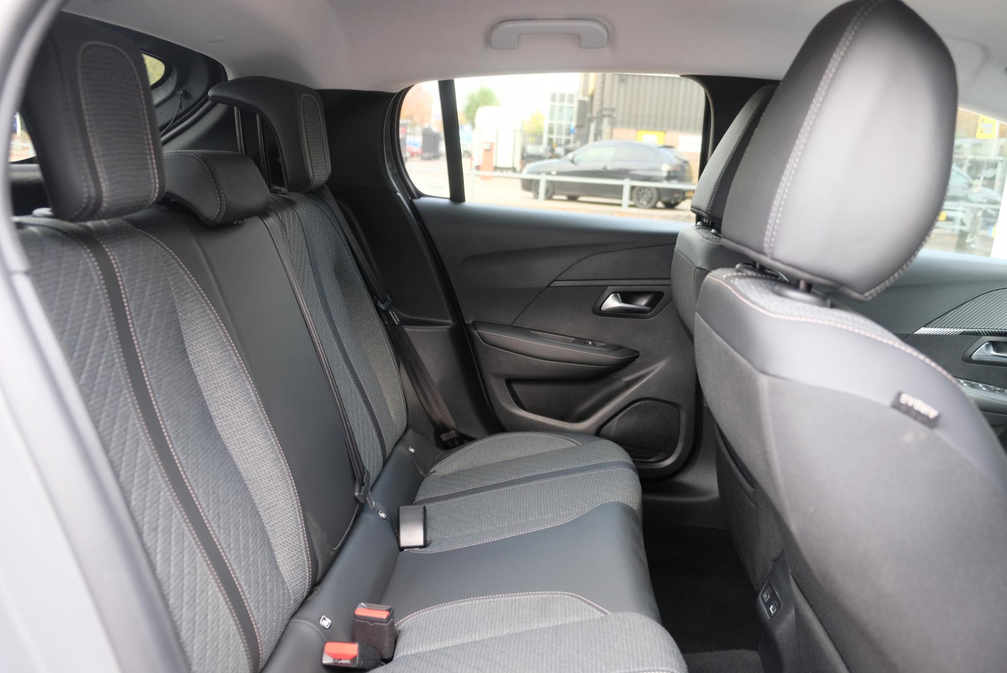 Peugeot 208 1.2 PureTech 100pk Allure | Navi | App Connect | Climate | Adaptive Cruise | Camera | Blind Spot | PDC afbeelding 9