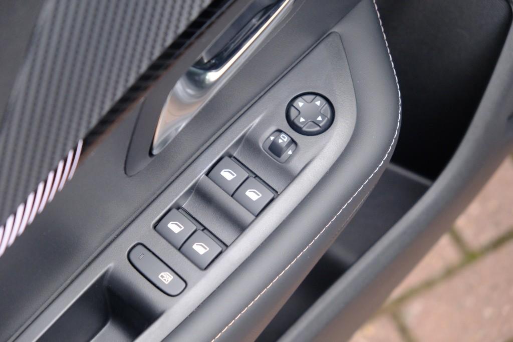 Peugeot 208 1.2 PureTech 100pk Allure | Navi | App Connect | Climate | Adaptive Cruise | Camera | Blind Spot | PDC afbeelding 14