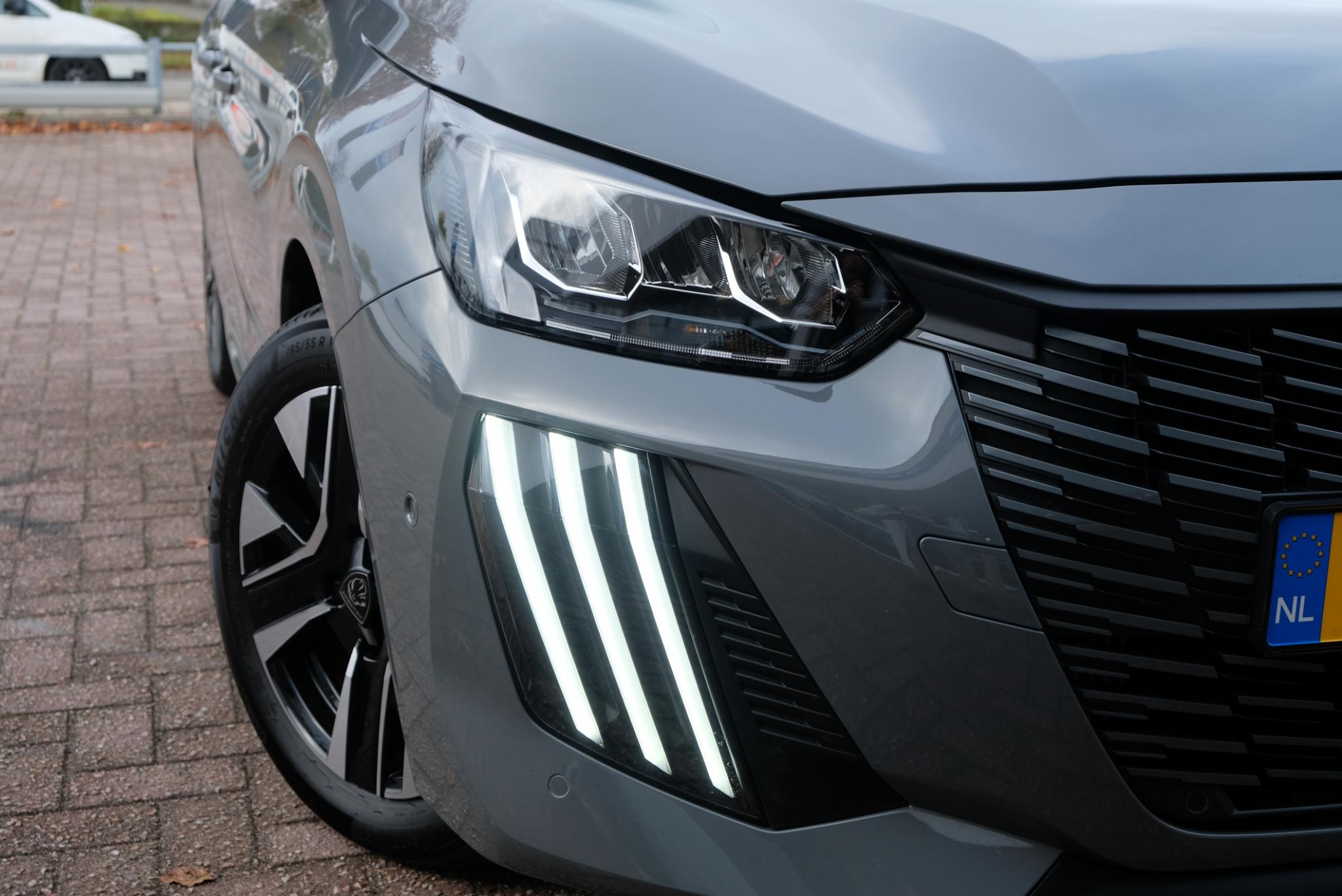 Peugeot 208 1.2 PureTech 100pk Allure | Navi | App Connect | Climate | Adaptive Cruise | Camera | Blind Spot | PDC afbeelding 20