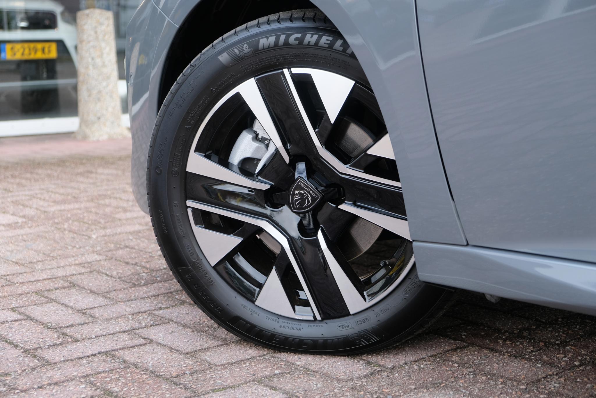 Peugeot 208 1.2 PureTech 100pk Allure | Navi | App Connect | Climate | Adaptive Cruise | Camera | Blind Spot | PDC afbeelding 21