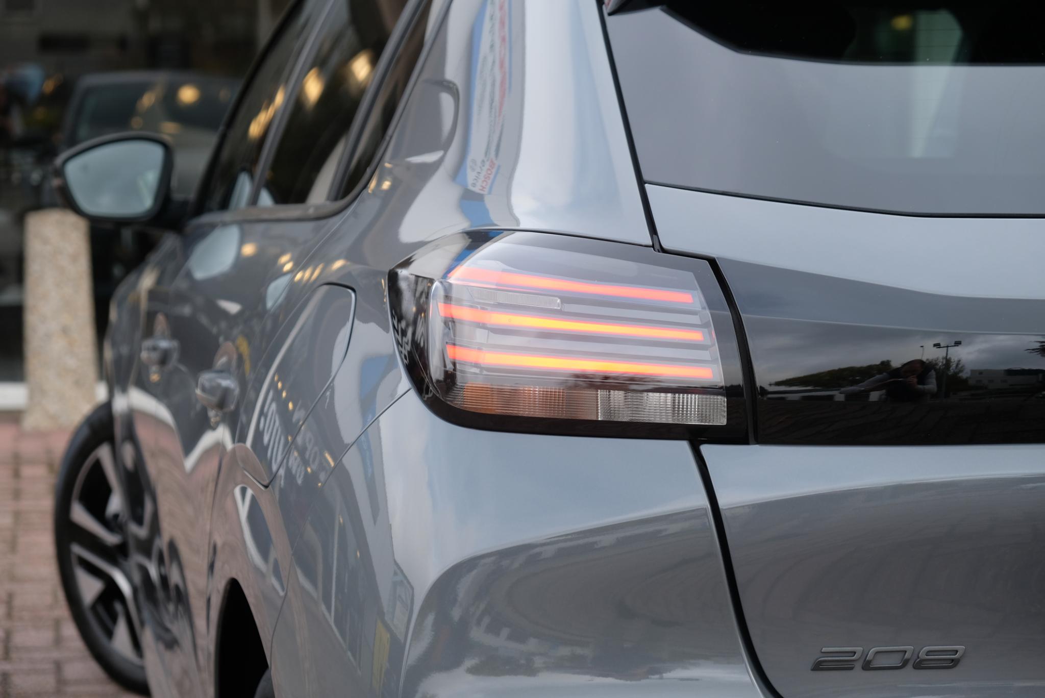 Peugeot 208 1.2 PureTech 100pk Allure | Navi | App Connect | Climate | Adaptive Cruise | Camera | Blind Spot | PDC afbeelding 22