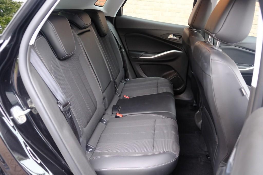 Opel Grandland 1.2 Turbo 130pk GS | Navi | App Connect | Climate | Cruise | Camera | Blind Spot | Winter Pakket afbeelding 3