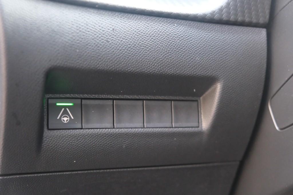 Peugeot 2008 1.2 PureTech 130pk EAT8 GT | Navi | App Connect | Adaptive Cruise | Keyless | Alcantara | Camera | PDC afbeelding 26