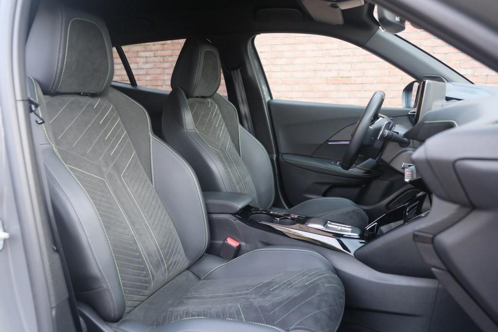 Peugeot 2008 1.2 PureTech 130pk EAT8 GT | Navi | App Connect | Adaptive Cruise | Keyless | Alcantara | Camera | PDC afbeelding 4