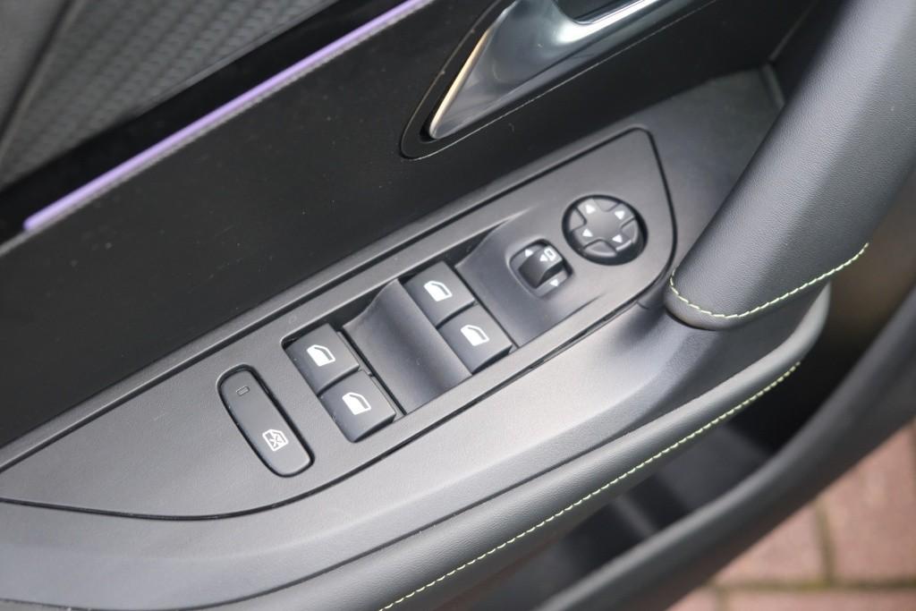 Peugeot 2008 1.2 PureTech 130pk EAT8 GT Pack | Navi | App Connect | Adaptive Cruise | Keyless | Alcantara | Camera | PDC afbeelding 25
