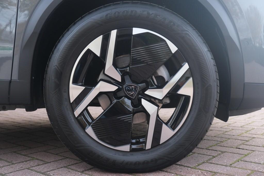 Peugeot 2008 1.2 PureTech 130pk EAT8 GT Pack | Navi | App Connect | Adaptive Cruise | Keyless | Alcantara | Camera | PDC afbeelding 32