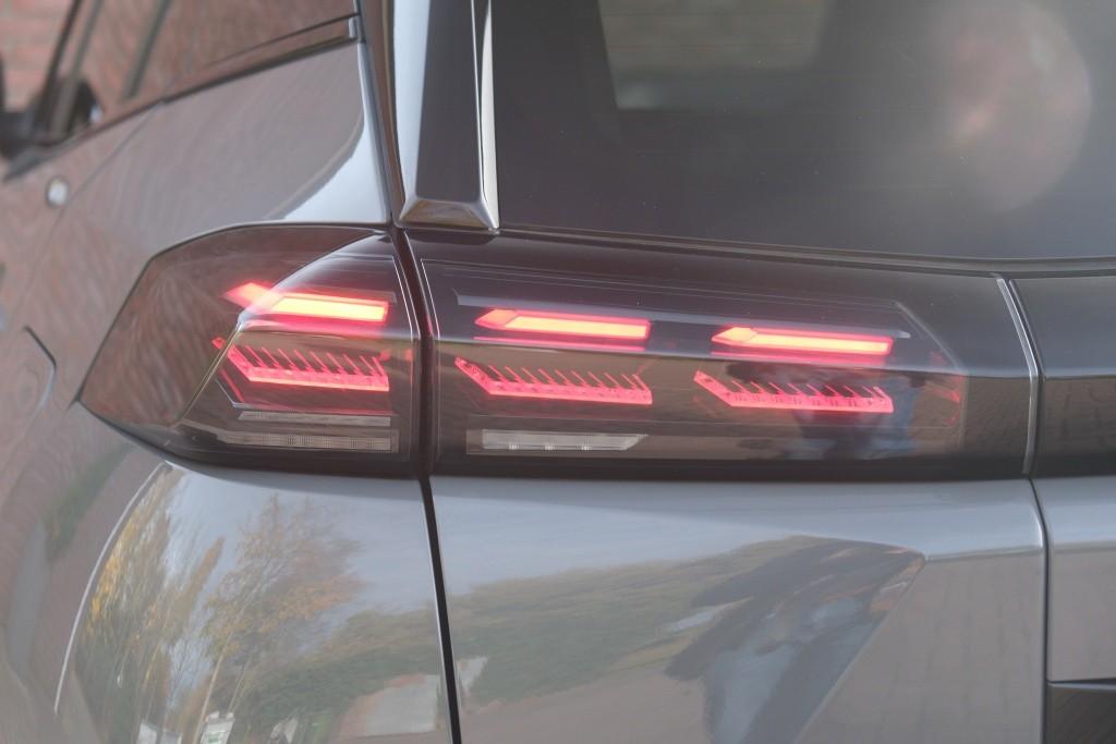 Peugeot 2008 1.2 PureTech 130pk EAT8 GT Pack | Navi | App Connect | Adaptive Cruise | Keyless | Alcantara | Camera | PDC afbeelding 34