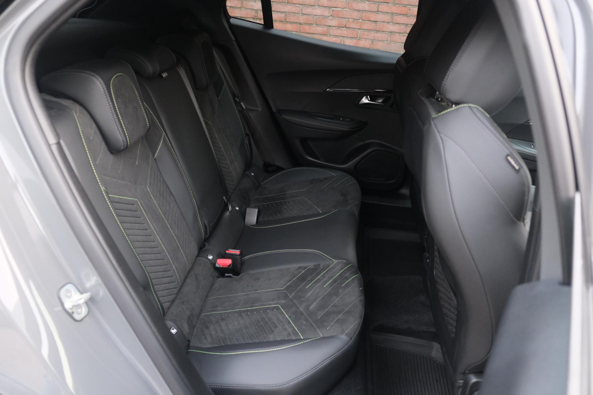 Peugeot 2008 1.2 PureTech 130pk EAT8 GT Pack | Navi | App Connect | Adaptive Cruise | Keyless | Alcantara | Camera | PDC afbeelding 3