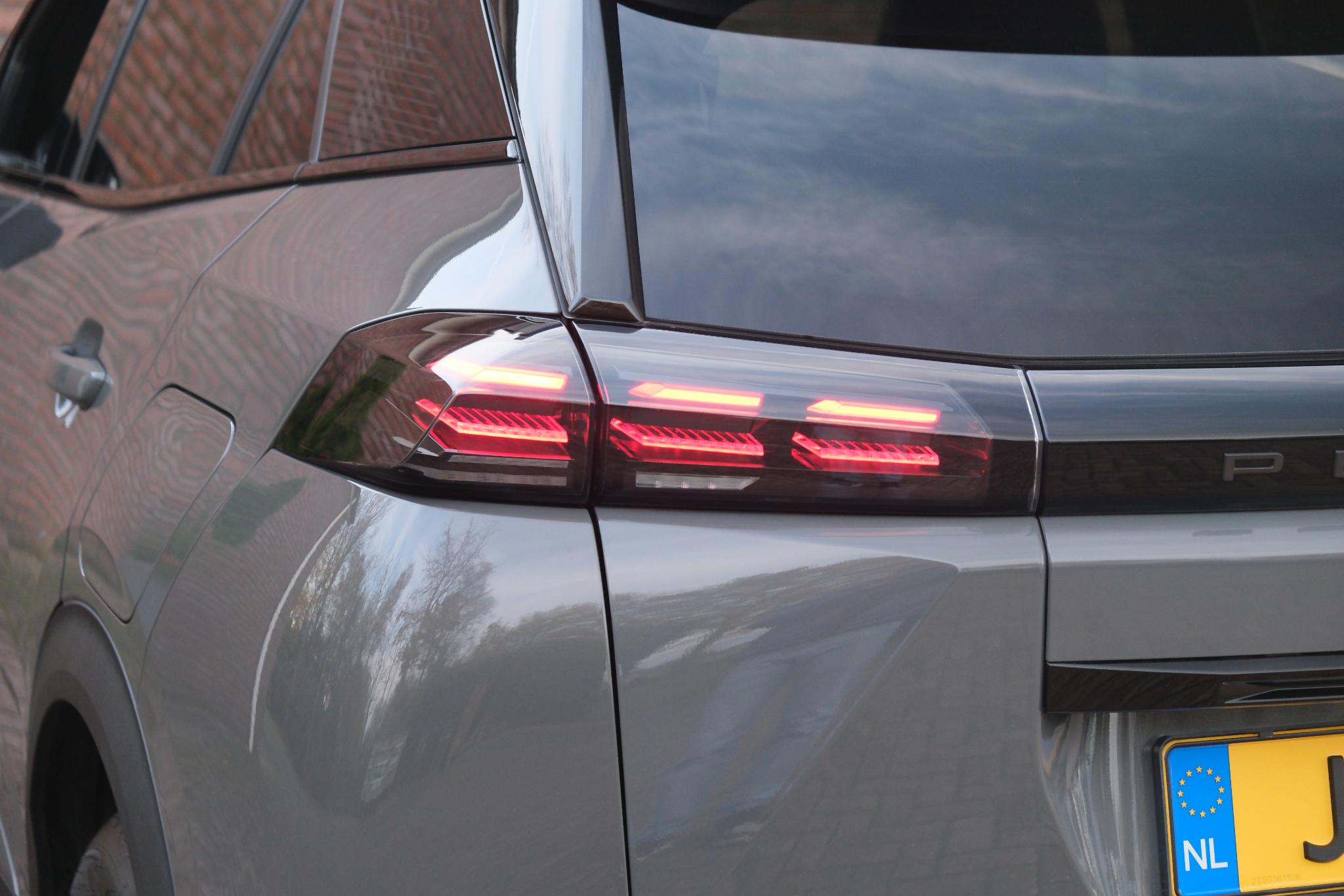 Peugeot 2008 1.2 PureTech 130pk EAT8 GT Pack | Navi | App Connect | Adaptive Cruise | Keyless | Alcantara | Camera | PDC afbeelding 29