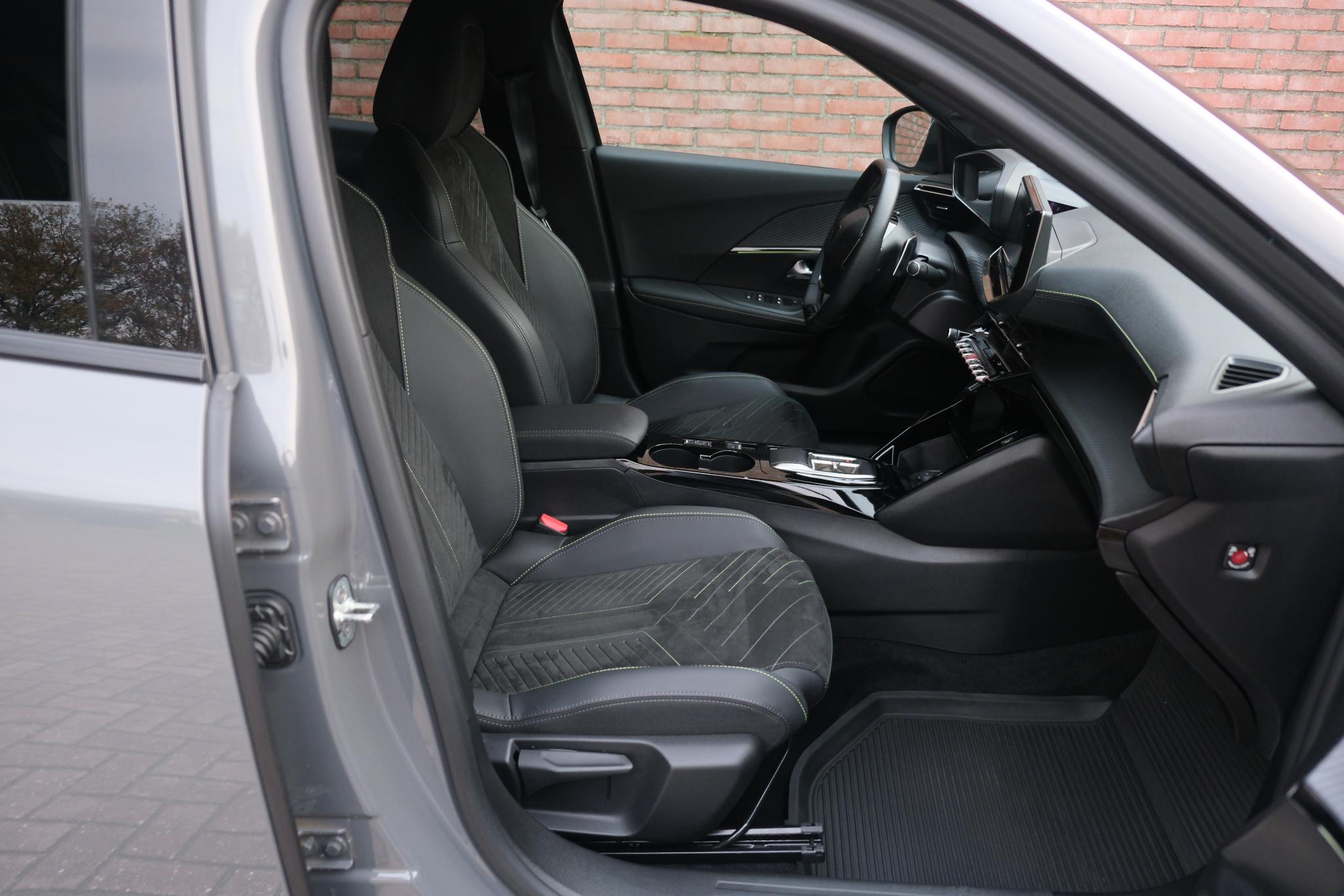 Peugeot 2008 1.2 PureTech 130pk EAT8 GT Pack | Navi | App Connect | Adaptive Cruise | Keyless | Alcantara | Camera | PDC afbeelding 4