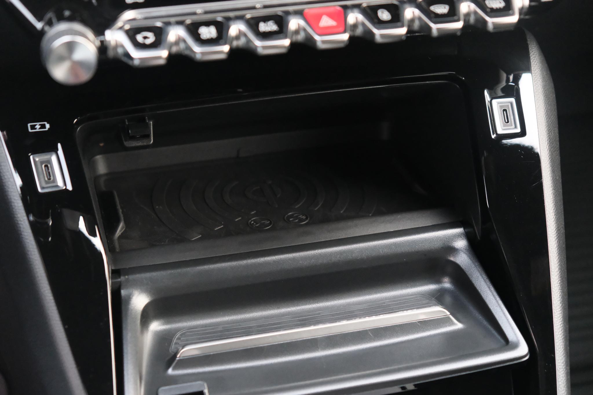 Peugeot 2008 1.2 PureTech 130pk EAT8 GT Pack | Navi | App Connect | Adaptive Cruise | Keyless | Alcantara | Camera | PDC afbeelding 22