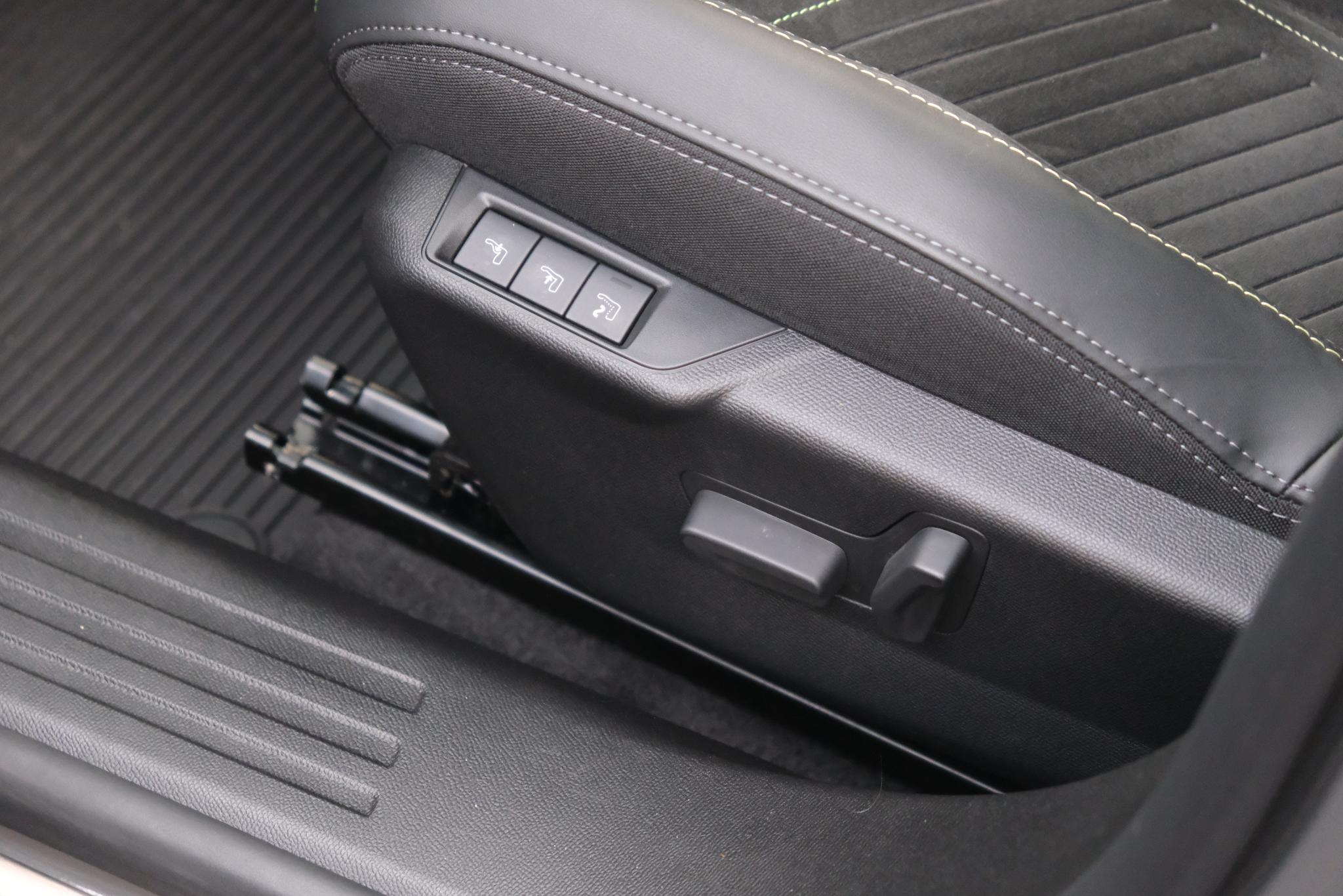 Peugeot 2008 1.2 PureTech 130pk EAT8 GT Pack | Navi | App Connect | Adaptive Cruise | Keyless | Alcantara | Camera | PDC afbeelding 24