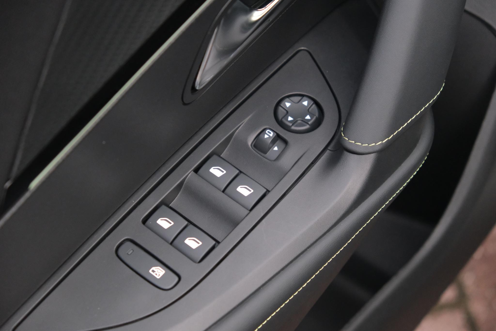 Peugeot 2008 1.2 PureTech 130pk EAT8 GT Pack | Navi | App Connect | Adaptive Cruise | Keyless | Alcantara | Camera | PDC afbeelding 25