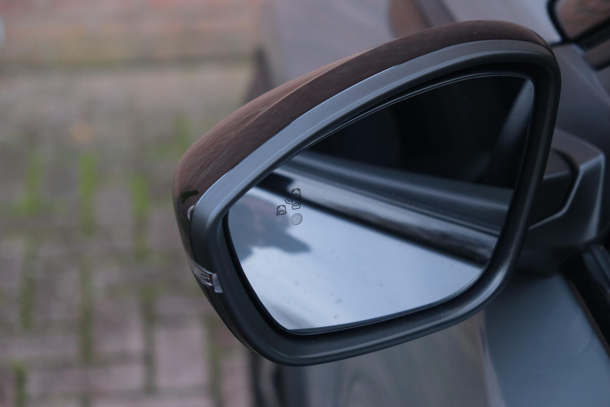 Peugeot 2008 1.2 PureTech 130pk EAT8 GT Pack | Navi | App Connect | Adaptive Cruise | Keyless | Alcantara | Camera | PDC afbeelding 26