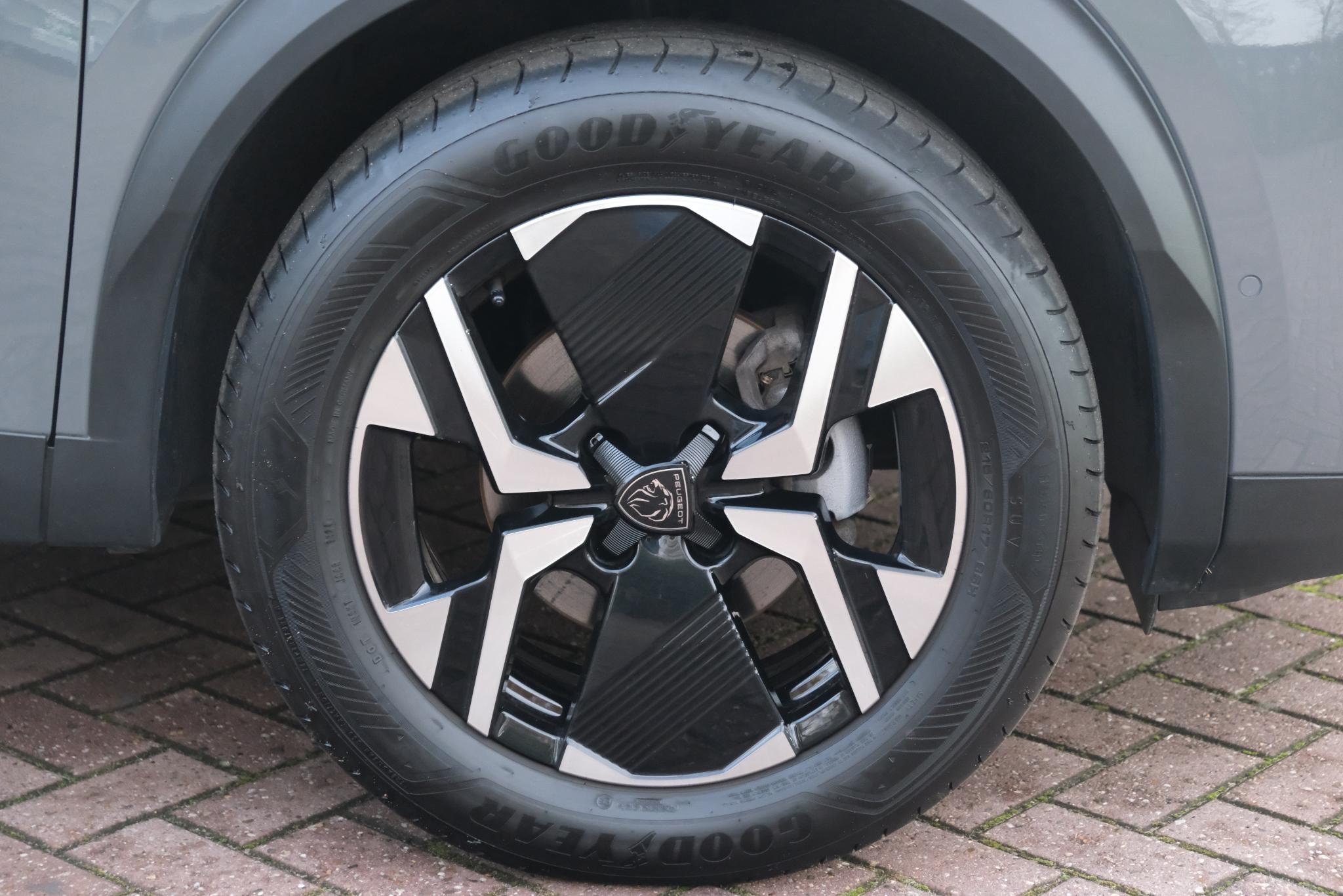 Peugeot 2008 1.2 PureTech 130pk EAT8 GT Pack | Navi | App Connect | Adaptive Cruise | Keyless | Alcantara | Camera | PDC afbeelding 28