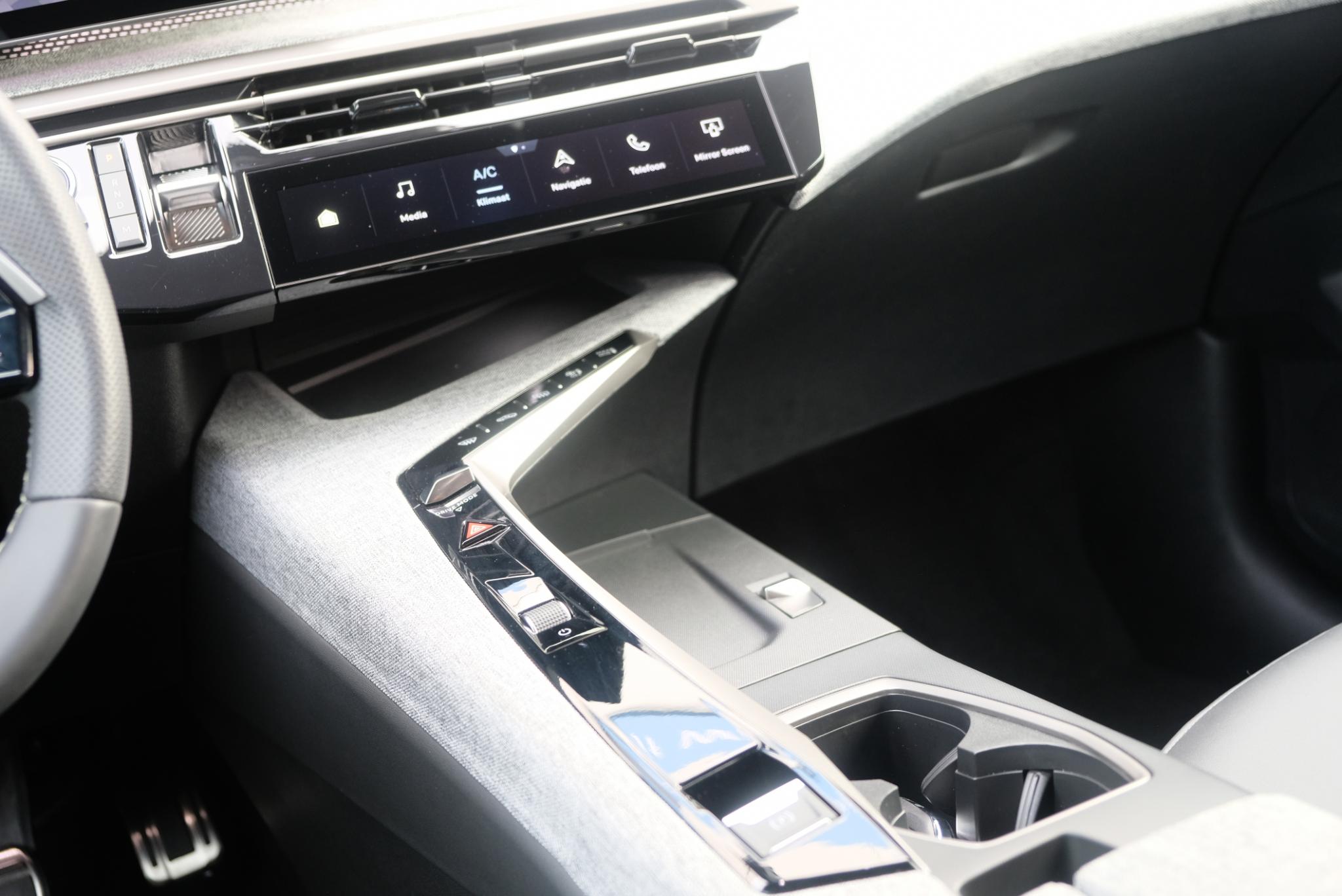 Peugeot 3008 1.2 Hybrid 145pk e-DCS6 GT | Panoramic Navigation | App Connect | Adaptive Cruise | Camera | Elektrische Achterklep | Winter Pakket afbeelding 15