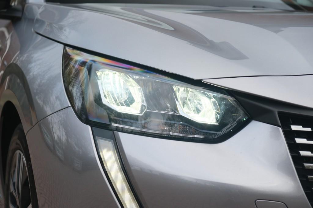 Peugeot 208 1.2 PureTech 100pk Allure Pack | App Connect | Climate | Adaptive Cruise | Keyless | Camera | PDC afbeelding 2