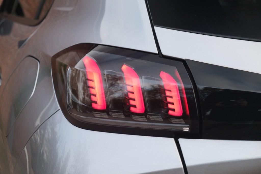 Peugeot 208 1.2 PureTech 100pk Allure Pack | App Connect | Climate | Adaptive Cruise | Keyless | Camera | PDC afbeelding 31