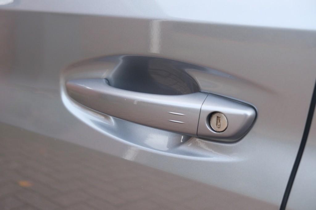 Peugeot 208 1.2 PureTech 100pk Allure Pack | App Connect | Climate | Adaptive Cruise | Keyless | Camera | PDC afbeelding 26