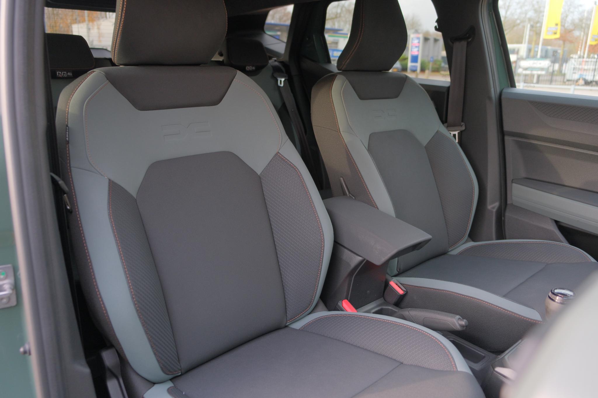 Dacia Duster 1.2 TCe 130pk mild hybrid Extreme | App Connect | Climate | Cruise | Keyless | Camera | PDC afbeelding 9