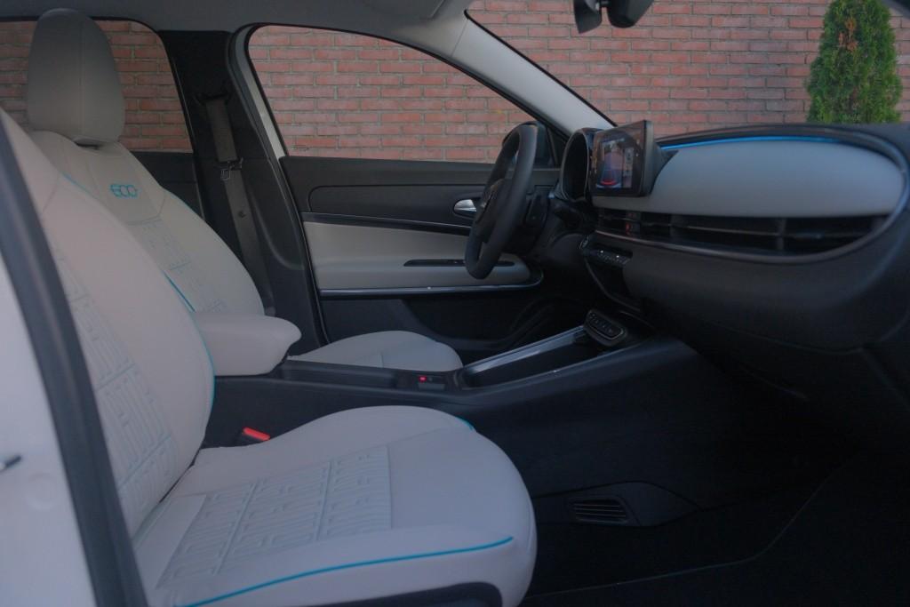 Fiat 600 1.2 Hybrid 110pk DCT6 La Prima | Navi | App Connect | Adaptive Cruise | Climate | Keyless | Camera | Leder | Elektrische Achterklep afbeelding 4