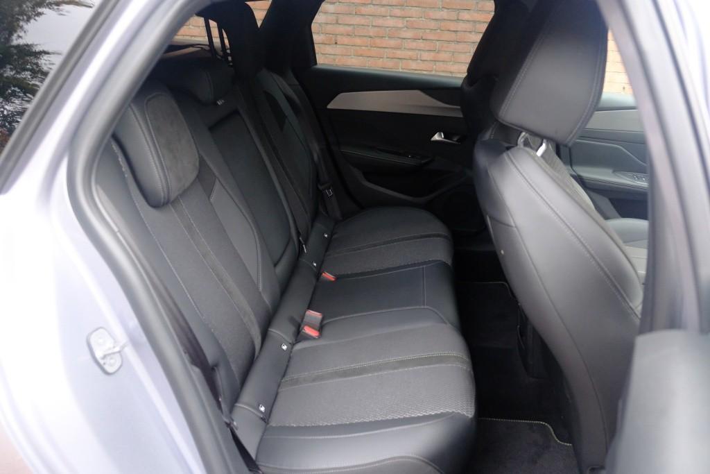 Peugeot 308 SW 1.2 PureTech 130pk EAT8 GT | Navi | App Connect | Climate | Adaptive Cruise | Camera | Keyless | PDC | 18" velgen afbeelding 3